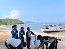 Tim Raimas Komodo Polres Mabar Kembali Melakukan Kebersihan Sampah Di Seputaran Pantai Pede