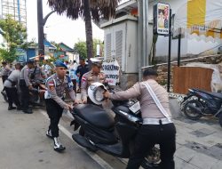 Cegah Kemacetan Polisi Tertipkan Parkir Liar di Labuan Bajo