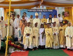 Penuh Haru dan Syukur, Sr. Maria Yosephina SSpS Rayakan 25 Tahun Hidup Membiara di Genggo: “Aku Mengasihi Engkau”  SANO NGOANG, BAJOPEDIA.COM– Suasana haru dan sukacita menyelimuti Kapel Santa Maria Immaculata di Genggo, Sabtu (12/7/2025), ketika umat, imam, dan biarawan-biarawati dari berbagai penjuru berkumpul dalam perayaan syukur Pesta Perak Hidup Membiara Sr. Maria Yosephina, SSpS.  Dengan penuh khidmat, ratusan orang menghadiri Misa Syukur untuk memperingati 25 tahun pengabdian Sr. Maria Yosephina atau yang akrab disapa Sr. Wati dalam hidup membiara bersama Kongregasi Suster-Suster Misi Abdi Roh Kudus (SSpS).  Perayaan ini tidak hanya menjadi bentuk syukur atas perjalanan panggilan yang setia, tetapi juga menjadi inspirasi rohani bagi umat yang hadir.  Motto yang diangkat dalam syukuran ini adalah kutipan penuh kasih dari Injil Yohanes:  “Aku mengasihi engkau.” (Yohanes 21:15–19)  Kutipan ini menjadi pengingat sekaligus cerminan perjalanan hidup Sr. Wati selama 25 tahun mengabdi sebuah jawaban atas panggilan cinta Tuhan yang dijalani dengan penuh komitmen, kesederhanaan, dan pengorbanan.  Dihadiri Uskup dan 17 Imam, Pesta Perak Ini Jadi Momen Penuh Berkat  Yang membuat momen ini semakin istimewa adalah kehadiran Bapa Uskup, didampingi oleh 17 imam, puluhan suster dari berbagai kongregasi, serta umat dari wilayah sekitar yang datang dengan sukacita dan antusiasme tinggi.  Misa Kudus dipimpin secara meriah dan penuh kekhusyukan. Alunan paduan suara dari para suster dan umat membuat suasana semakin menyentuh hati. Dalam homilinya, Bapa Uskup menekankan betapa panggilan hidup religius merupakan bentuk kasih yang mendalam kepada Allah dan sesama.  “25 tahun bukan waktu yang singkat. Ini adalah buah dari cinta yang terus bertumbuh dalam kesetiaan. Sr. Wati telah menunjukkan kepada kita bahwa hidup membiara bukan tentang meninggalkan dunia, tapi tentang memberikan diri secara utuh untuk melayani,” ujar Uskup dalam khotbahnya.  Panitia Ungkap Rasa Syukur dan Harapan Akan Lahirnya Panggilan Baru  Dalam sambutannya, Ketua Panitia Marselinus Harsoni menyampaikan rasa terima kasih dan syukur atas lancarnya acara ini. Ia menggarisbawahi bahwa terlaksananya perayaan ini adalah hasil dari kerja sama semua pihak.  “Yang pertama, kita bersyukur karena hari ini Tuhan mengizinkan kita merayakan momen rahmat ini. Ini adalah buah dari doa dan kerja sama seluruh komponen umat dan panitia,” ucap Marselinus saat memberikan sambutan.  Lebih jauh, ia menyampaikan bahwa perayaan ini diharapkan mampu menggugah dan membangkitkan semangat panggilan hidup religius, khususnya bagi para putri muda yang hadir.  “Kami berharap, semangat Sr. Maria Yosephina, SSpS menjadi teladan yang menginspirasi. Semoga ke depan akan lahir lagi panggilan-panggilan baru yang mengikuti jejak Sr. Wati,” tambahnya.  Sr. Wati: Semua Ini Karena Kasih Tuhan  Di akhir perayaan, Sr. Maria Yosephina menyampaikan sepatah kata dengan suara bergetar menahan haru. Dengan mata berkaca-kaca, ia mengungkapkan betapa perayaan ini bukan tentang dirinya, tapi tentang kasih Tuhan yang bekerja dalam dirinya selama 25 tahun terakhir.  “Saya tidak pernah membayangkan bisa sampai di titik ini. Semua ini karena kasih Tuhan. Terima kasih atas doa dan dukungan semua orang. Saya hanya alat kecil di tangan-Nya, dan saya bersyukur bisa terus berjalan dalam panggilan ini,” tutur Sr. Wati dengan penuh ketulusan.  Perayaan dilanjutkan dengan ramah tamah sederhana namun penuh kehangatan, di mana umat dan para tamu dapat bersalaman, menyampaikan selamat, dan menikmati kebersamaan dalam sukacita.  25 Tahun Bukan Akhir, Tapi Awal Baru untuk Melayani Lebih Dalam  Perjalanan 25 tahun Sr. Maria Yosephina, SSpS adalah bukti nyata bahwa hidup membiara adalah panggilan istimewa yang ditopang oleh cinta, doa, dan kesetiaan. Di tengah dunia yang semakin berubah, kehadiran seorang religius seperti Sr. Wati menjadi pelita yang menerangi jalan banyak orang.  Hari itu, Genggo bukan hanya menjadi tempat syukuran, tetapi juga menjadi tanah subur bagi tumbuhnya panggilan-panggilan baru yang akan datang.  Selamat merayakan Pesta Perak, Sr. Maria Yosephina, SSpS. Terima kasih telah setia mengasihi Tuhan dan sesama dengan hati, hidup, dan seluruh karya.