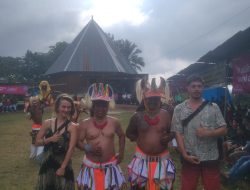 Pentas Caci di Kampung Wersawe Tuai Apresiasi dari Turis Australia: “Kami Bangga Bisa Menyaksikannya Langsung”