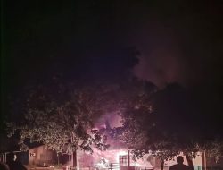 Kebakaran Terjadi di Depan SMIP Labuan Bajo, Warga Padamkan Api dengan Alat Seadanya