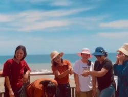 *Pantai Repi,Lembor Selatan Dipadati Wisatawan Saat Rayakan Pergantian Tahun.*