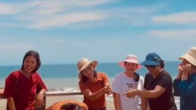 *Pantai Repi,Lembor Selatan Dipadati Wisatawan Saat Rayakan Pergantian Tahun.*